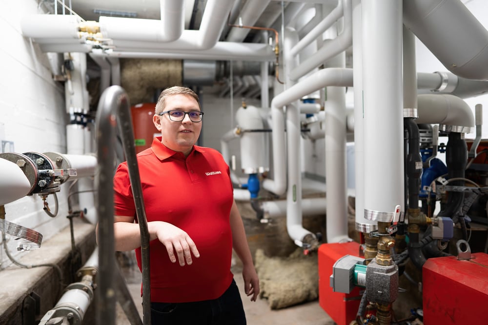 Wattisen asiantuntija lämmönjakohuoneessa