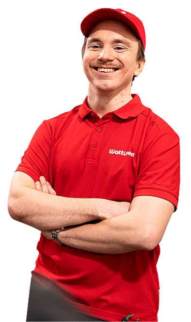 Hymyilevä mies Wattisen paidassa ja lippalakissa.